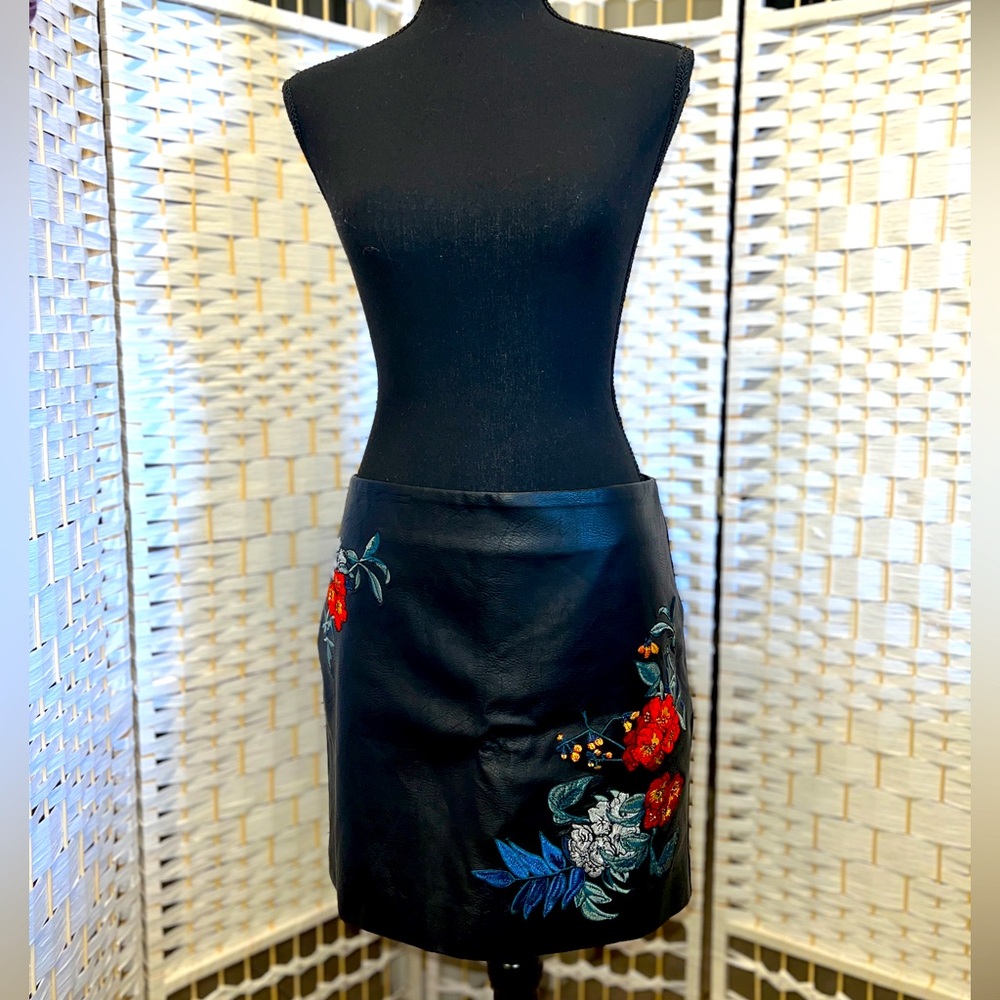 Leather Floral Embroidered Mini Skirt - Guess❓🌹